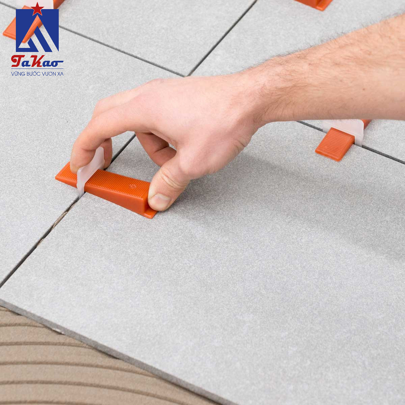 Túi rút keo dùng để bơm keo vào các kẽ hở giữa các viên gạch một cách chính xác