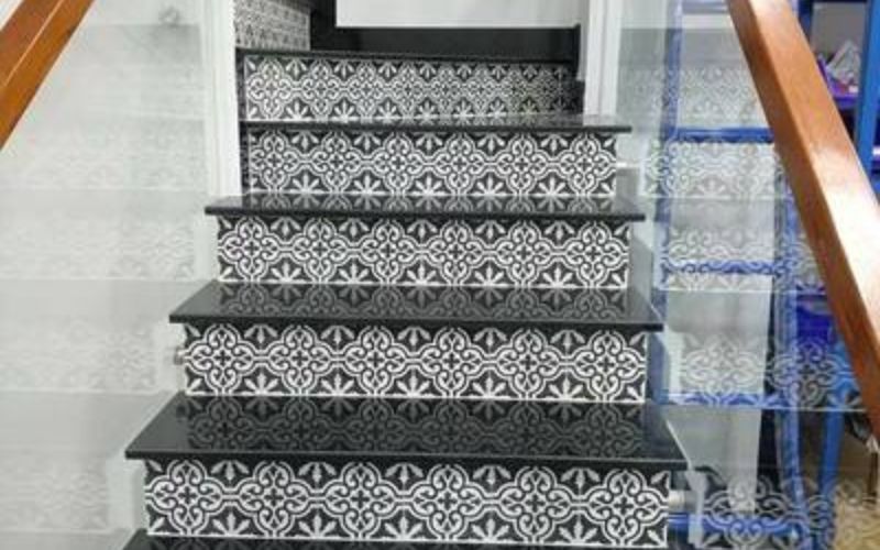 Lát cầu thang bằng gạch bông 