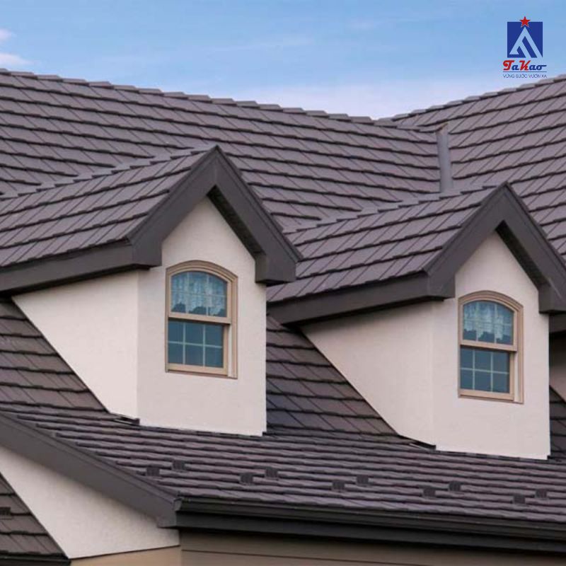 Sản xuất và lắp đặt ngói phẳng thường đắt đỏ hơn so với ngói truyền thống, làm tăng tổng chi phí xây dựng.