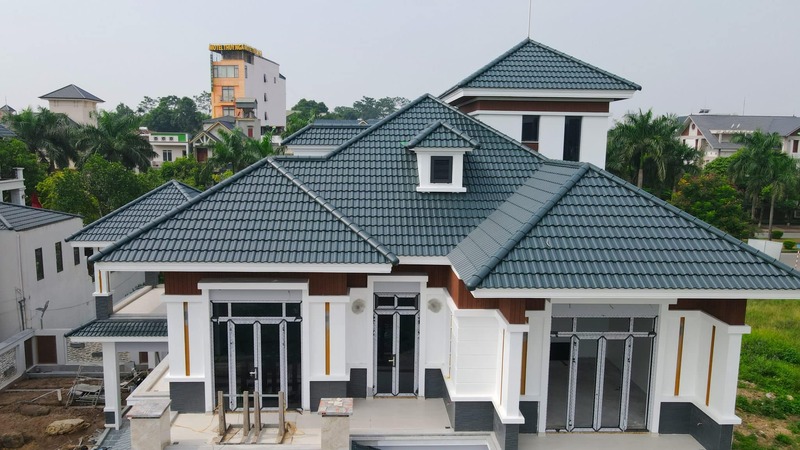 Ngói Sihata Queen được thiết kế với phong cách tinh tế, mang lại vẻ đẹp đẳng cấp cho mọi công trình