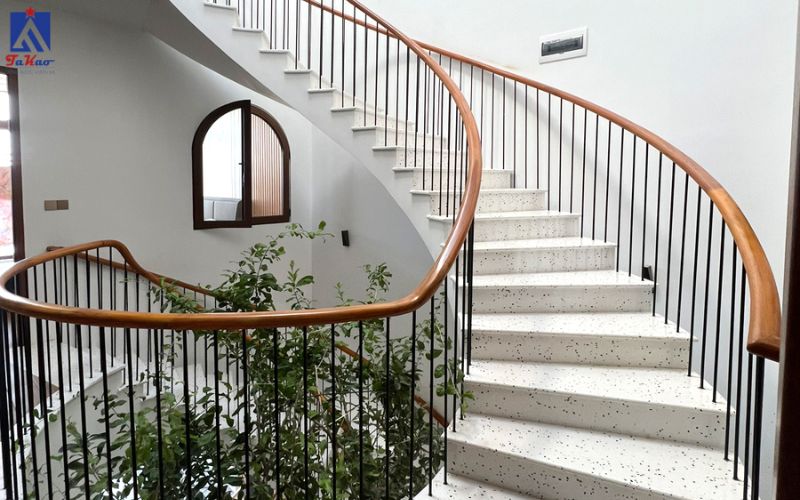 Có nên ốp cầu thang bằng gạch không