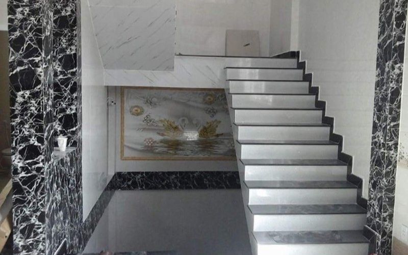 Có nên ốp chân cầu thang không