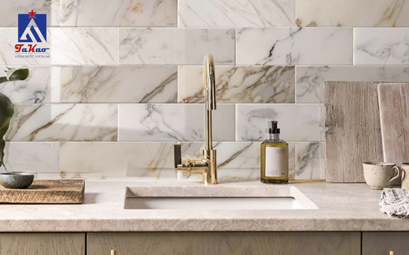 Có nên ốp gạch tường bếp không