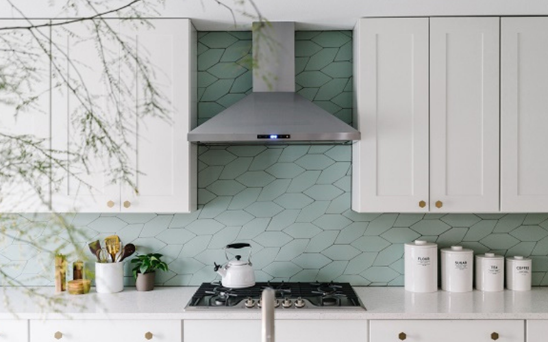 Có nên ốp gạch tường bếp không