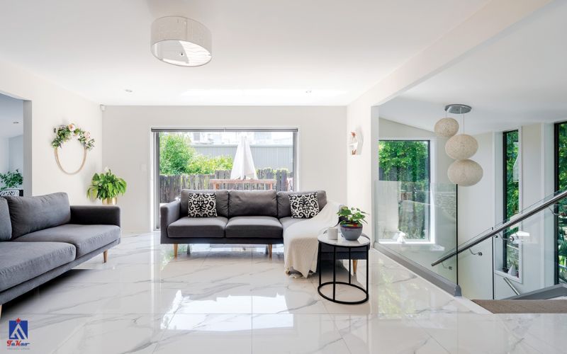 Tường nhà màu trắng nên lát gạch màu gì