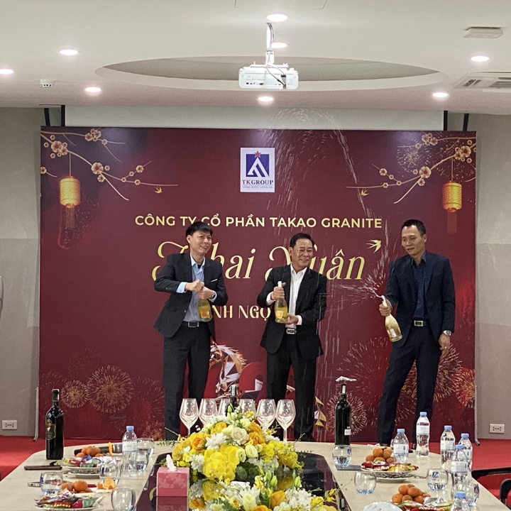 KHAI XUÂN MỚI – THÀNH CÔNG MỚI CÙNG TAKAO